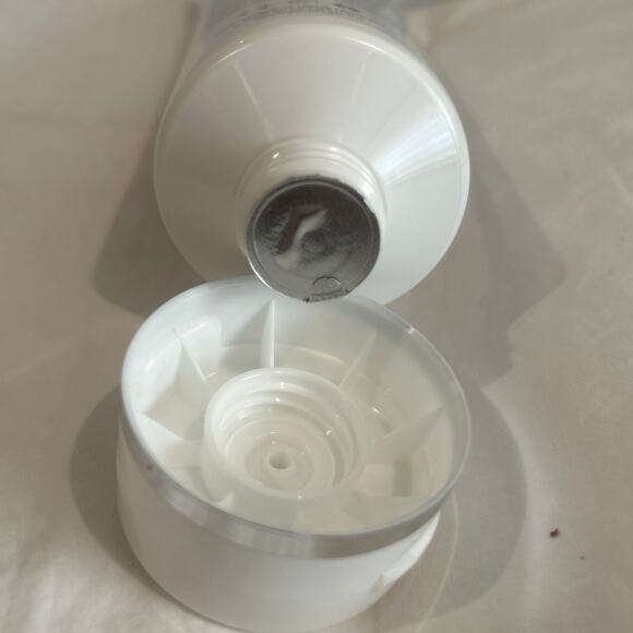 SCENTUALS NEW SEALED Brightening Body Scrub  6.76 oz - Picture 4 of 4